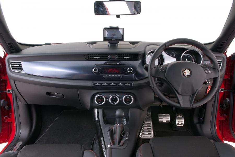 Торпедо Alfa Romeo Giulietta 2012 года  (UK) (фото 24 из 56)